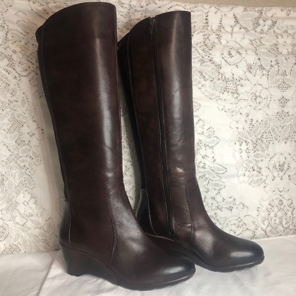 Michelle D Brown Knee-High Leather Boots with 2 1/2 inch heel. Size 8M.